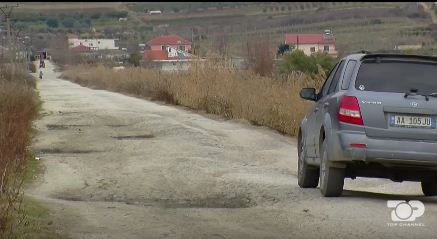 Fshati në Lushnje bëhet bashkë: Na bëni rrugën ose nuk lejojmë zgjedhjet