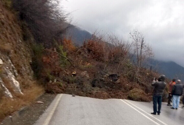 Elbasan – Librazhd, rrëshqasin gurë e dhera, qarkullimi vetëm me një korsi