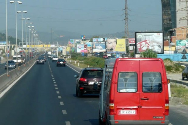 Bashkia e Tiranës po ia ndriçon rrugët Velisë