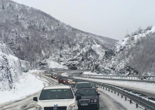 Temperaturat nën 0 gradë, rrugët ku duhet bërë kujdes