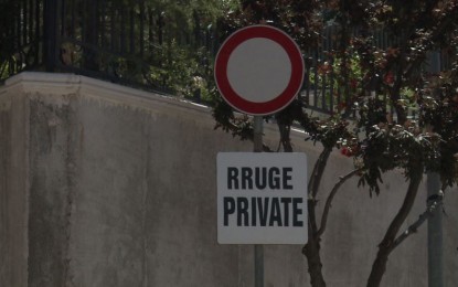 Bamir Topi privatizon rrugën, bllokohet kalimi për banorët