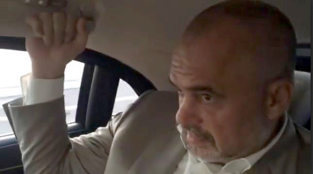 VIDEO/ Erdogan bën shoferin e Ramës, por kryeministri shqiptar nuk ndjehet rehat