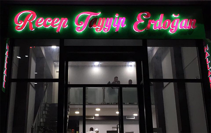 FOTO LAJM/ Biznesi më i ri në Durrës, sufllaqe Hallall “Rexhep Tahip Erdogan”