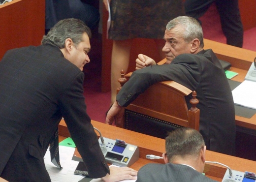 JA DEBATI NE MBLEDHJEN E PS/ Përplasje mes Ruçit dhe Blushit, pa pranin e mediave