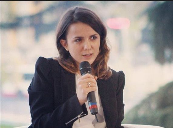 Vajza e Azem Hajdarit në gjurmët e të atit: Lashë SHBA-në për t’u kthyer në PD