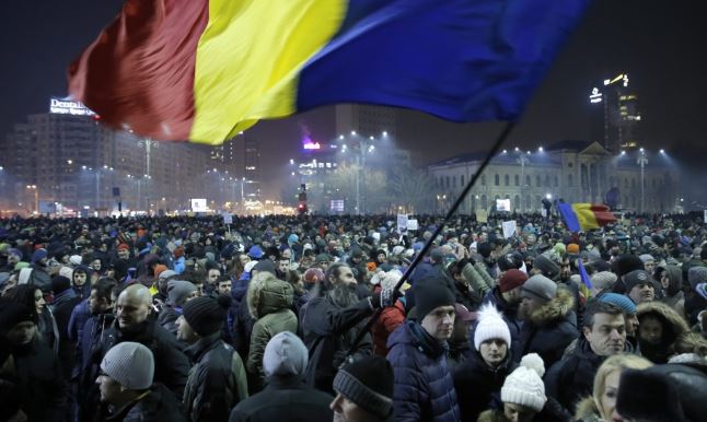 Rumunët rikthehen sërish në shesh: Të largohet qeveria