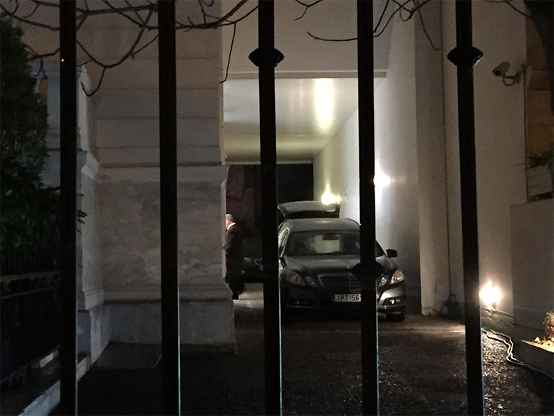 FOTO/ Athinë, konsulli rus gjendet i vdekur në banesën e tij