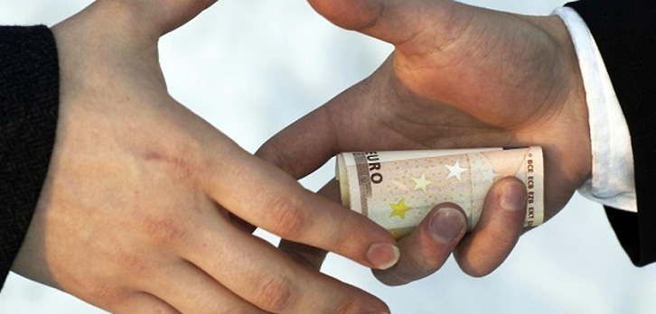 ZËRI I AMERIKËS/ Një në dy shqiptarë thonë se zyrtarët publikë ju kanë kërkuar ryshfete