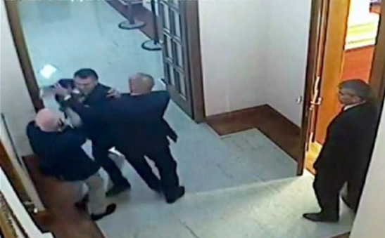 FOTO/ Dhuna në Parlament ndaj Strazimirit, Ndoka dhe Ndreu kërkojnë pafajësi