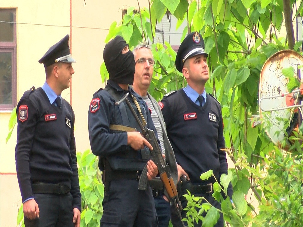Dëshmon biznesmeni që tentuan t’i grabisin banesën, policia shoqëron 10 persona