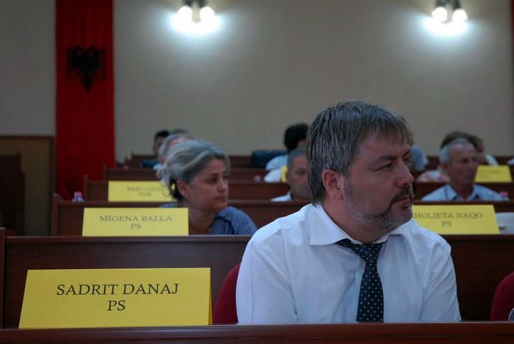 FOTO/ PS shkarkon kreun e Këshillit të Qarkut të Vlorës, këshilltarët e LSI dhe PDIU i braktisin