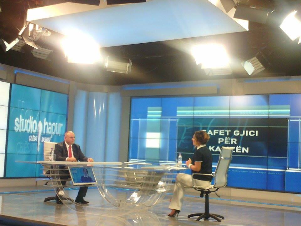 Kamëz, kandidati Gjici mbledh karta me 20 mijë lekë