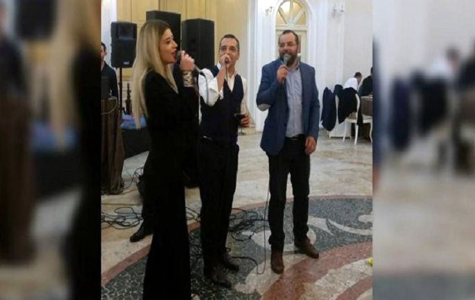 FOTO LAJM/ Viktimat e atentateve e aksidenteve “kërkojnë” Saimir Tahirin… Për herë të fundit është parë duke kënduar