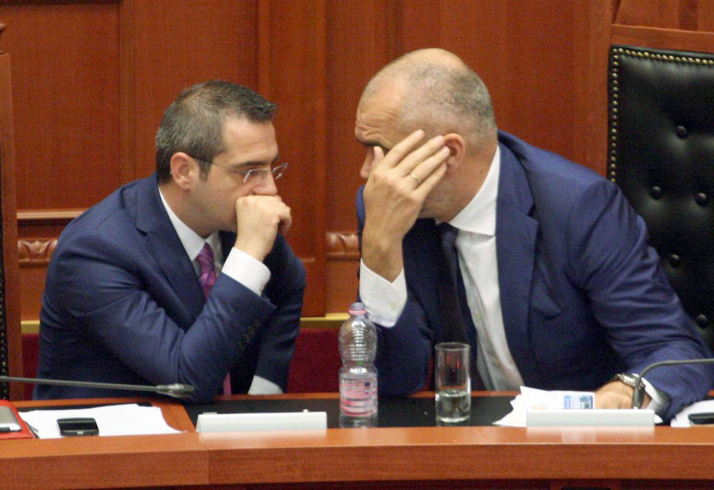 Mazhoranca sfidon Kushtetuesen, qeveria këmbëngul për Byronë Kombëtare të Hetimit