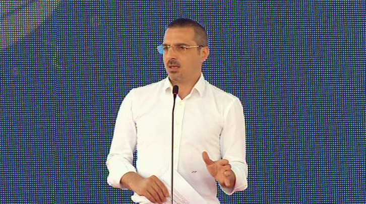 SKANDAL/ Saimir Tahiri sulmon gjykata dhe opozitën, vartësit e tij “të pavarur” të policisë duartrokasin