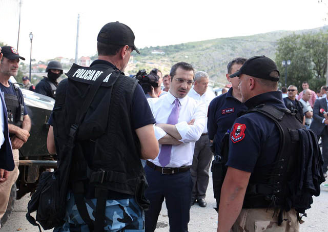 Banorët e Lazaratit dhe ministri Tahiri bëhen bashkë: Nuk ka militantë të ISIS në këtë fshat