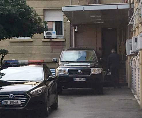 TAKIMI/ Ligji për sigurinë nesër në Kuvend, Tahiri “i falet” Metës