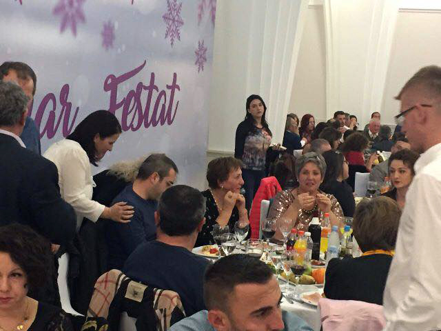 FOTO LAJM/ Tallja gjigante, zbulohet pjata që Saimir Tahiri dhe Sadri Abazi qerasën sot mësuesit