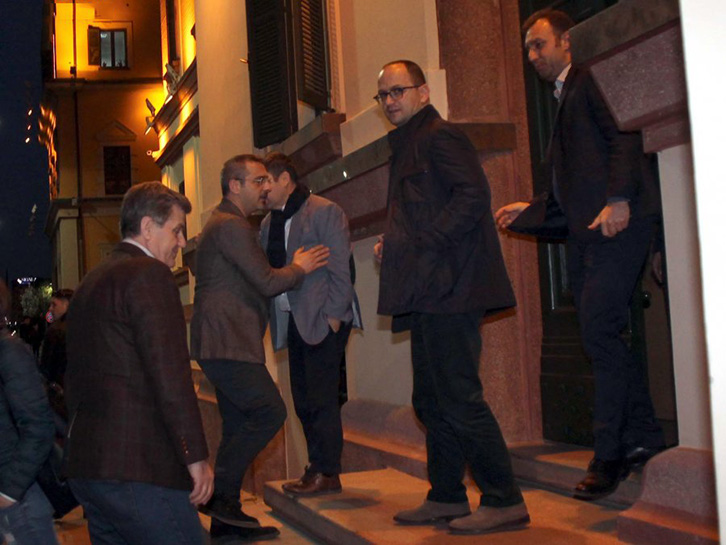 ALARM/ Ministrat i kërkojnë Tahirit videot e tyre komprometuese të “Santa Quaranta”-s