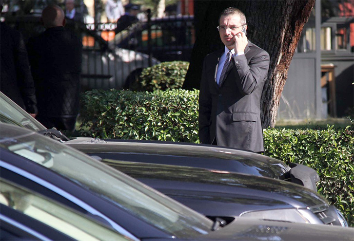 Antiterrori qetëson Saimir Tahirin, e-mail “kërcënues” një shaka e dy të rinjve nga Kashari