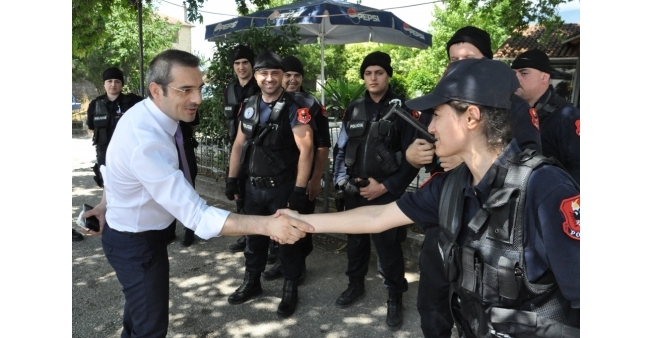 Çudit Saimir Tahiri: Je ne modë nëse shkel pak ligjin, nxënës policë në shkolla