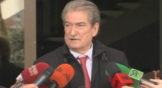 “Paratë e bankave e drogës për të blerë protestuesit”