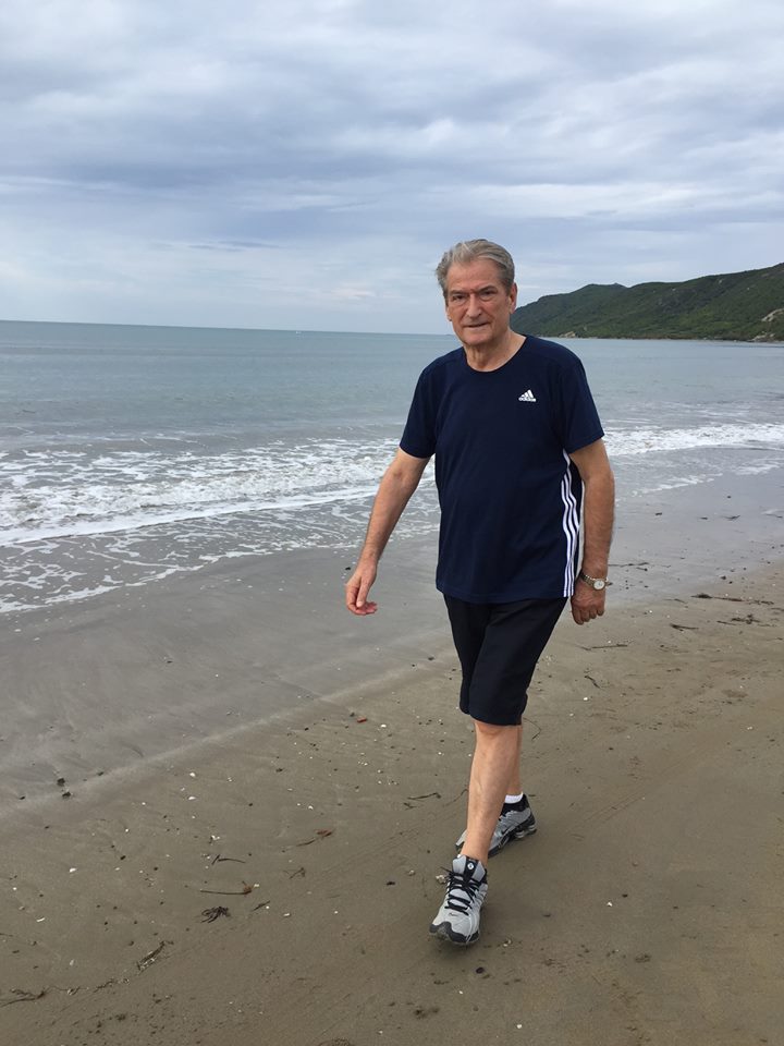 FOTO GALERI/ Sali Berisha relaks buzë detit i veshur sportiv