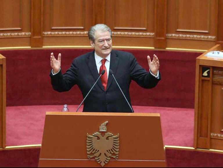 Berisha në Parlament: Ekonomia në pikiadë – ju mbeteni krenarë, drejtimi i duhur – drejtimi drejt Surrelit