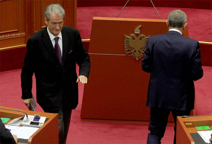 DEBATET/ Seanca fillon e ndërpritet sërish, shkak zënka Ruçi – Berisha