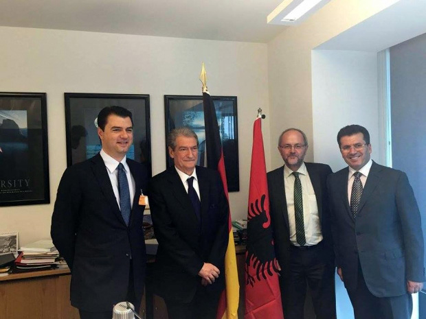 FOTO/ Basha e Berisha takojnë deputetë gjermanë