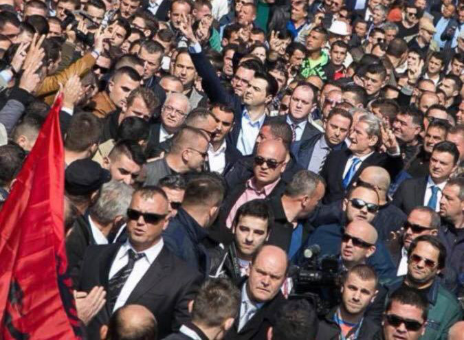 Lulzim Basha dhe Sali Berisha i ribashkohen protestuesve para Kryeministrisë