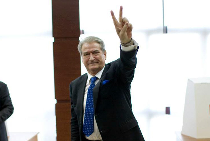 PD mbledh grupin parlamentar, Berisha përshëndet konsensusin me dy gishta