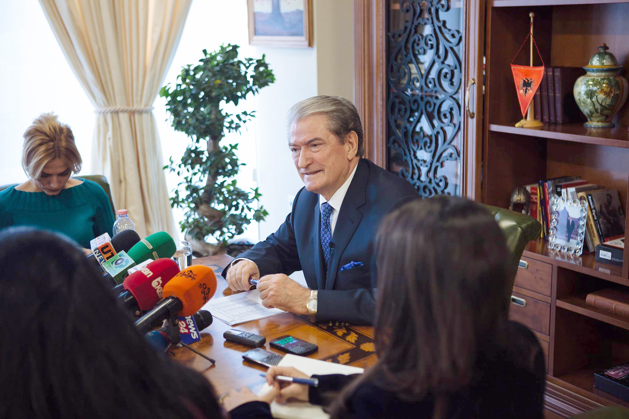 Berisha bashkëbisedon me gazetarët: Rama shndërroi dramën e tij psikike në dramë kombëtare. Shqiptarë mos ikni!