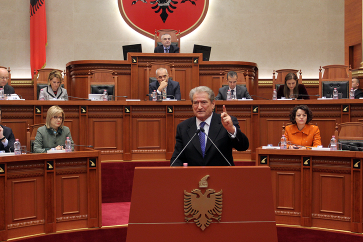 BATUTAT/ Sali Berisha “i heq të drejtën e fjalës” Arben Ahmetajt dhe nga një mesazh për Edi Ramën dhe Ilir Metën