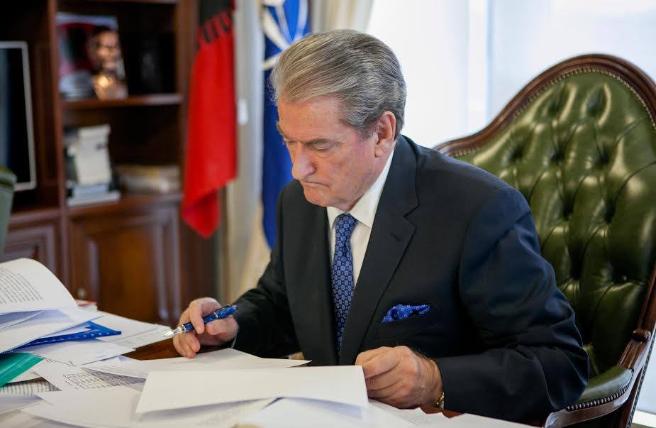 Berisha kundër ambasadores Vlahutin: Shqiptarët presin emra konkretë të inkriminuarish, jo sugjerime të çuditshëm dhe fyes për të kërkuar në Google