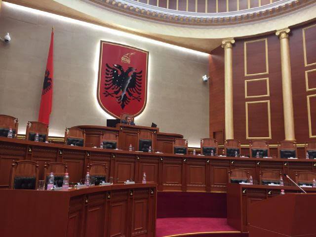 Mazhoranca e tmerruar nga denoncimet e opozitës, braktis parlamentin