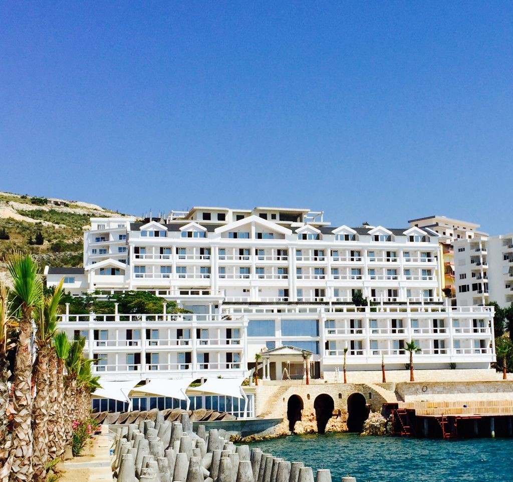 Rama i jep Balilit koncesione dhe përfiton orgji në hotelin e tij …