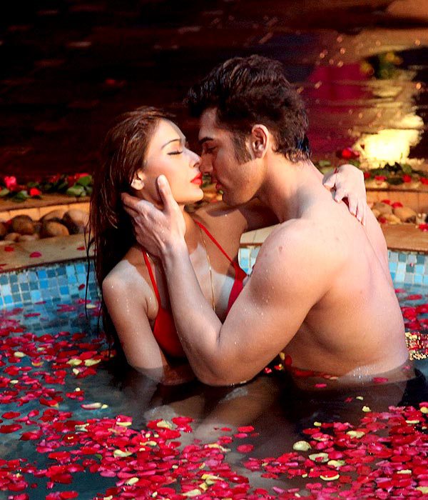 FOTO/ Sadna siç nuk e kini parë ndonjëherë: Seks me të dashurin në vaskë