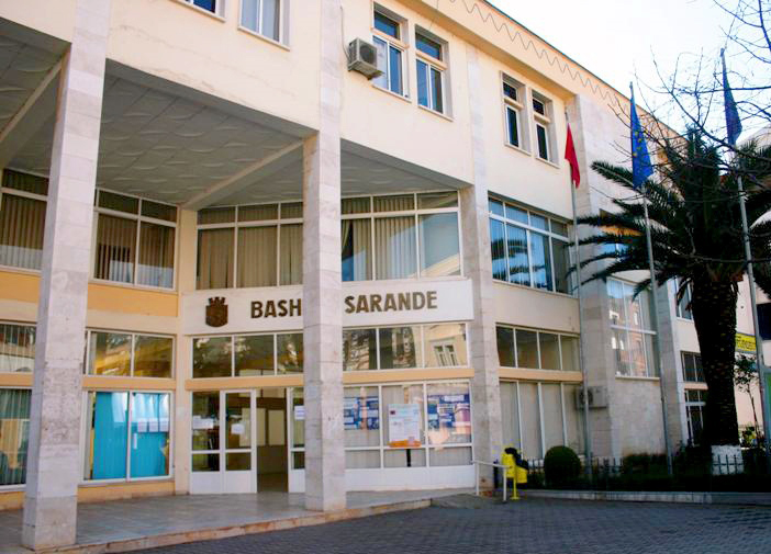 Sarandë, pas denoncimit të PD-së, LSI “tradhton” PS, këshilli bashkiak rrëzon konsorciumin e dyshimtë