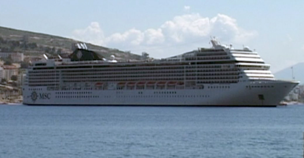 FOTO GALERI/ Sarandë, mbërrin një kroçere gjigante me mbi 2 mijë turistë