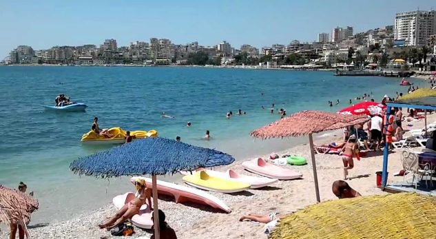 FOTO/ Sarandë, një çift bëjnë seks në det, ankohet një nënë por ja si përgjigjet “hamshori”