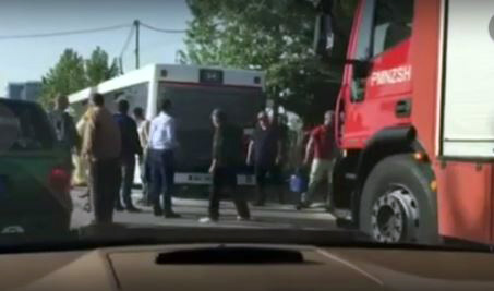 VIDEO/ Tiranë, autobusi merr flakë në lëvizje, terrorizohen udhëtarët