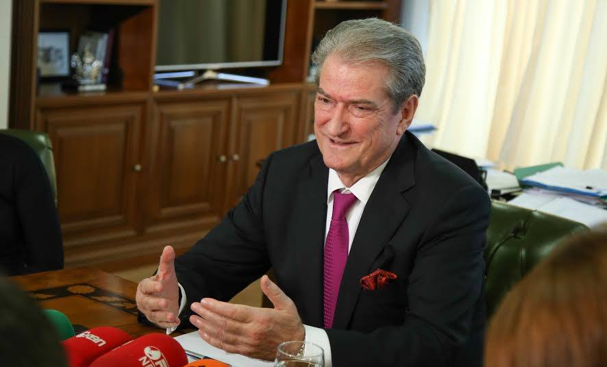 Berisha ne “facebook”: Me arrestimet e Doshit e Frrokut, pushteti mbulon skenare vrasjesh per pushtet