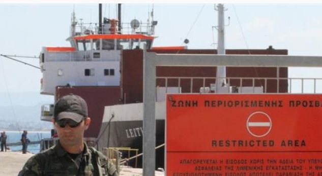 Trafik armësh? Autoritetet greke ndalojnë për kontroll anijen. U nis nga Durrësi do shkonte në Libi