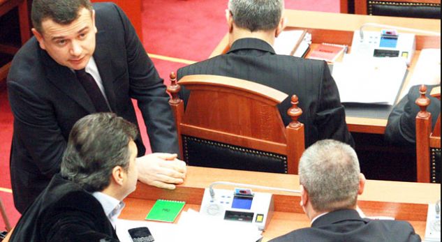 Taulant Balla mbron Veliajn: Blushin kur s’e bëjnë ministër, është gati ta bëjë të bardhën të zezë aq herë sa hap gojën