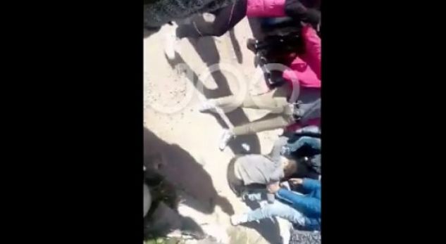 VIDEO/ Sherr në shkollë, vajza qëllon shoqen me shqelm në bark: Uh e bëri copë