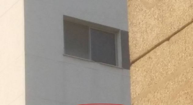 FOTO/ I sëmuri mendor do të hidhet nga dritarja e “Pallatit me Shigjeta”