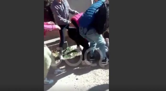 VIDEO/ Sherr mes vajzash në Pogradec, kapen prej flokësh në mes të shkollës