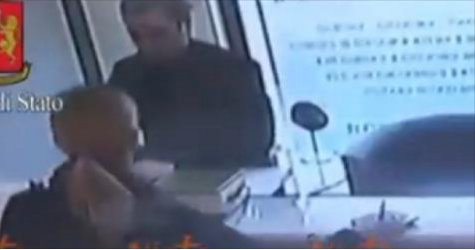 VIDEO/ Italiani hyn të grabisë, por shitësja shqiptare e neutralizon