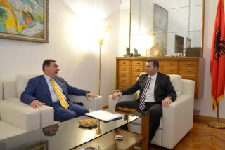 Ambasadori grek te Guvernatori, interes për bankat greke në Tiranë